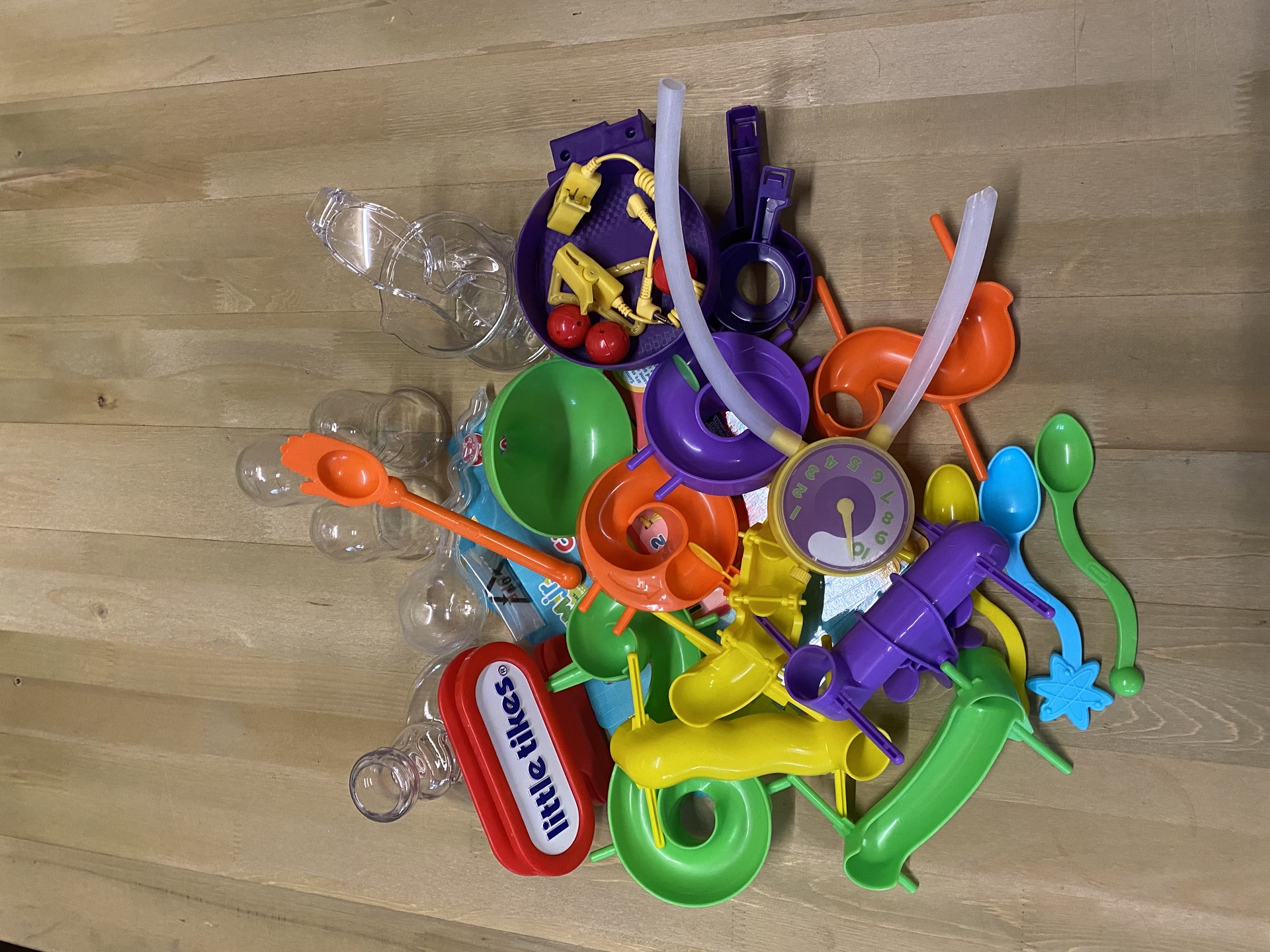Full Accessory Pack including, Balls, Goggles, Slides, Beakers ect Image