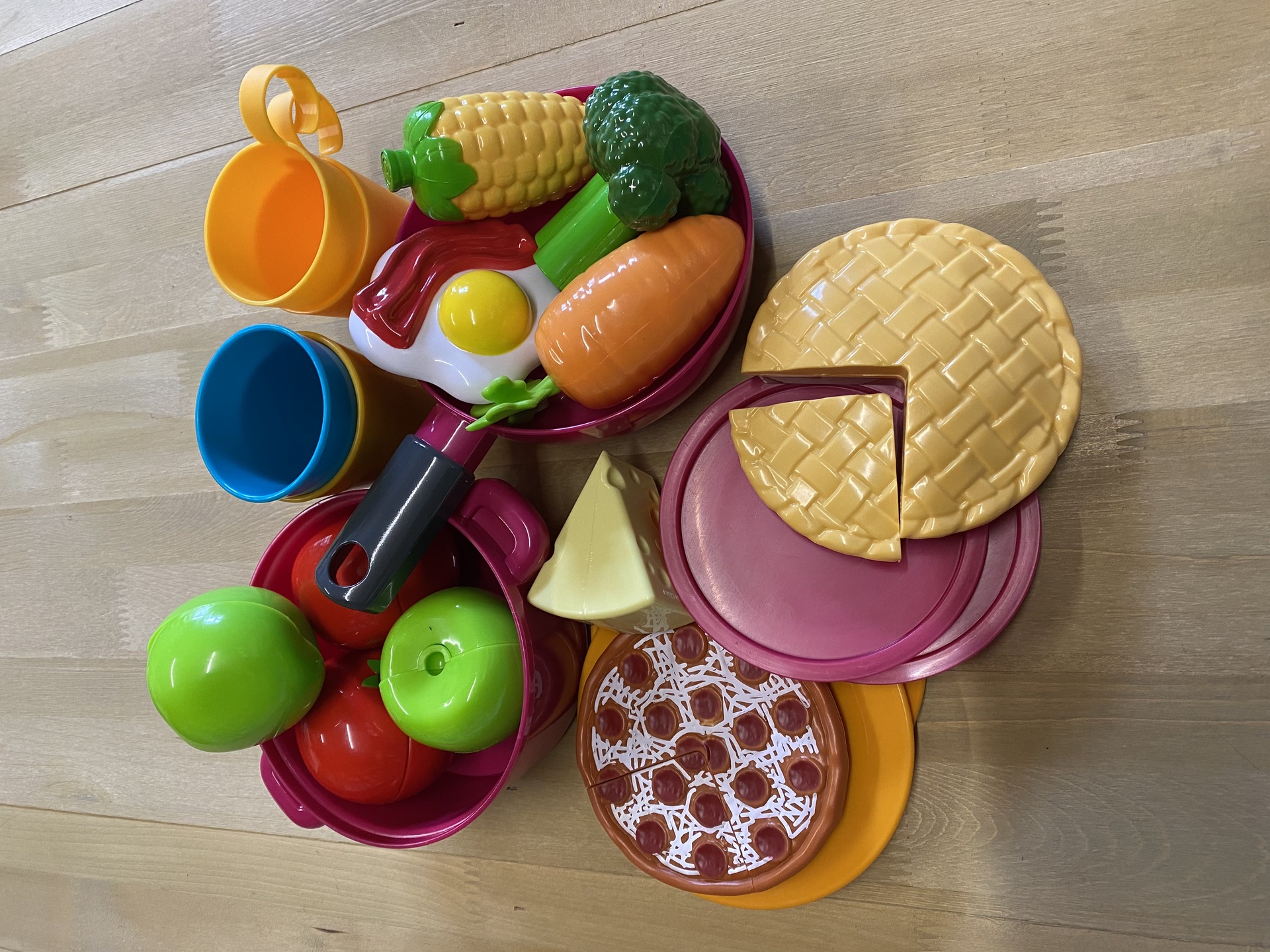 Accessory Pack, including pan, frying pan, plates, beakers and food (no burger bun) Image